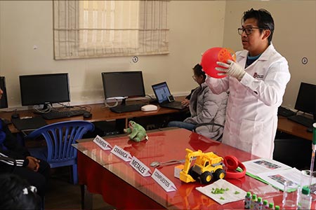 Actividad “Aprendiendo con la ciencia” desarrollado en el colegio San Francisco de Asís ubicado en Ayaviri –Puno